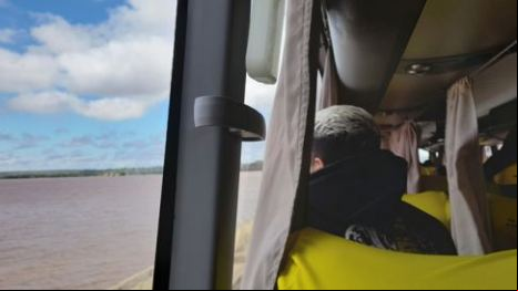 Cruzando el puente internacional hacia la aduana Argentina