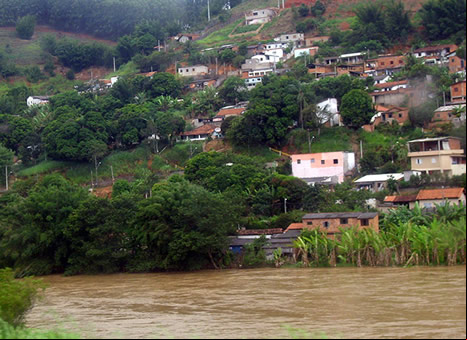 Casas a orillas de ríos crecidos cerca de Río de Janeiro
