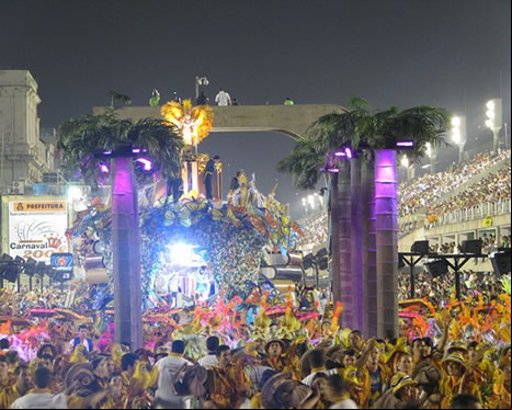 Escola Unidos da Tijuca desfilando en el sambódromo