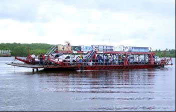 Balsa cruzando hacia Arraial d'Ajuda