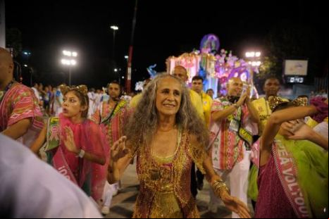 Maria Bethania desfilando con Mangueira