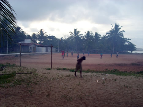 fútbol en la aldea indígena al atardecer