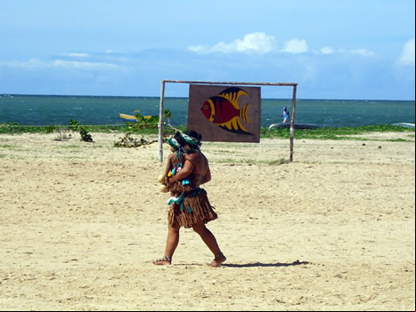 India y bebe en campo de fútbol