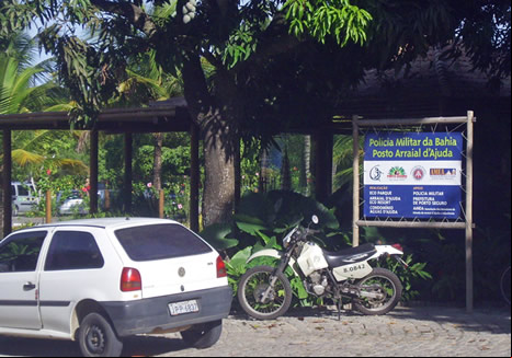 Puesto policial en la bajada de la ladera de Arraial d'Ajuda