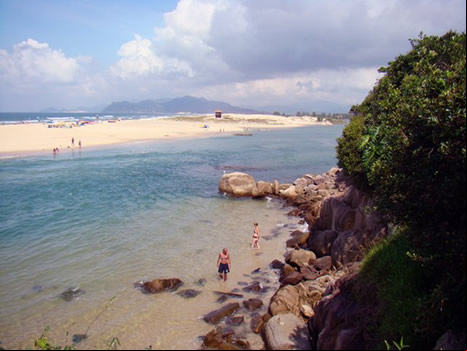 Playa de Guarda do Embaú desde  a la Prainha