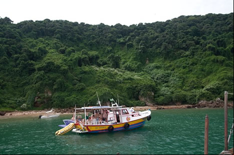 Barco con turistas en Búzios