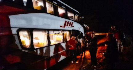 JBL parado en la ruta