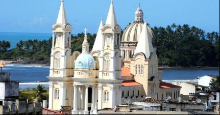 Vista de Catedral de Ilhéus con Morro de Pernambuco al fondo